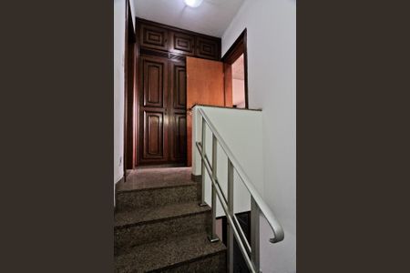 Casa à venda com 350m², 4 quartos e 8 vagas Casa à venda com 350m², 4 quartos e 8 vagasEscada