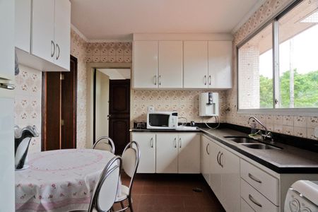 Casa à venda com 350m², 4 quartos e 8 vagas Casa à venda com 350m², 4 quartos e 8 vagasCozinha