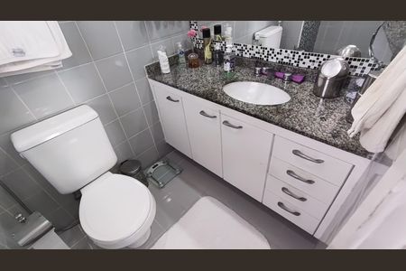 Apartamento à venda com 96m², 2 quartos e 1 vaga Apartamento à venda com 96m², 2 quartos e 1 vagaBanheiro da Suíte