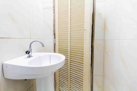 Banheiro de casa para alugar com 1 quarto, 30m² em Jardim Verônia, São Paulo