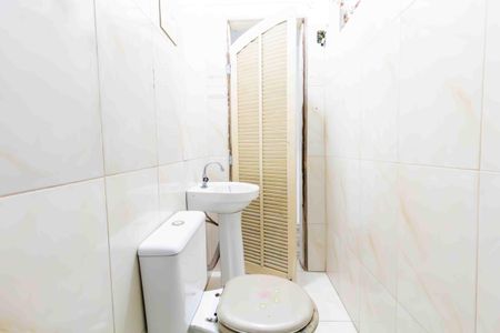 Banheiro de casa para alugar com 1 quarto, 30m² em Jardim Verônia, São Paulo