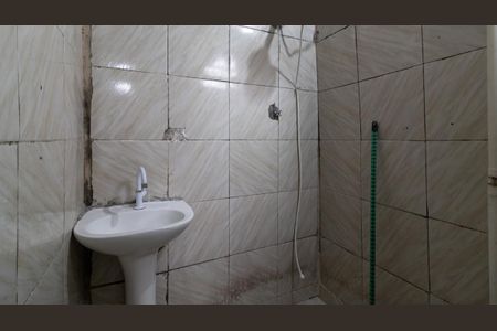 Banheiro de casa para alugar com 1 quarto, 30m² em Jardim Verônia, São Paulo