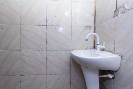 Banheiro de casa para alugar com 1 quarto, 30m² em Jardim Verônia, São Paulo