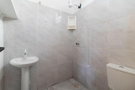 Banheiro de kitnet/studio para alugar com 1 quarto, 26m² em Santo Antônio, Porto Alegre