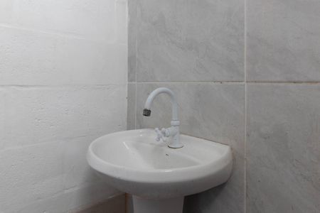 Banheiro de kitnet/studio para alugar com 1 quarto, 26m² em Santo Antônio, Porto Alegre
