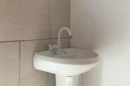 Banheiro de kitnet/studio para alugar com 1 quarto, 26m² em Santo Antônio, Porto Alegre