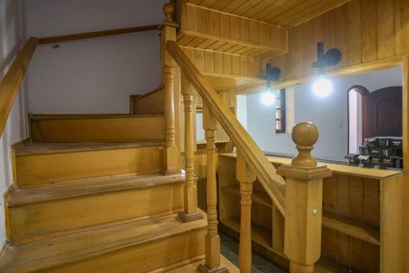 Casa à venda com 199m², 5 quartos e 2 vagas Casa à venda com 199m², 5 quartos e 2 vagasEscada