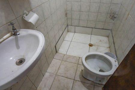 Casa à venda com 199m², 5 quartos e 2 vagas Casa à venda com 199m², 5 quartos e 2 vagasBanheiro da suíte