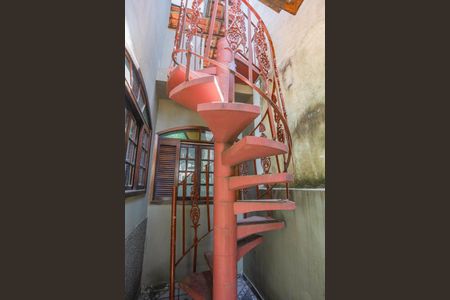 Casa à venda com 199m², 5 quartos e 2 vagas Casa à venda com 199m², 5 quartos e 2 vagasEscada para churrasqueira