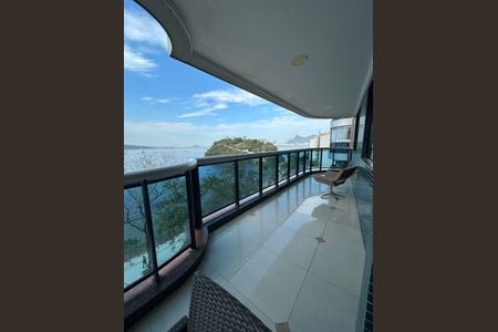 Apartamento à venda com 236m², 4 quartos e 3 vagas Apartamento à venda com 236m², 4 quartos e 3 vagasVista