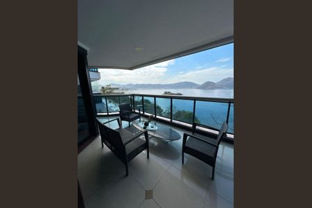 Apartamento à venda com 236m², 4 quartos e 3 vagas Apartamento à venda com 236m², 4 quartos e 3 vagasVaranda