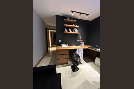 Apartamento à venda com 236m², 4 quartos e 3 vagas Apartamento à venda com 236m², 4 quartos e 3 vagasEscritório