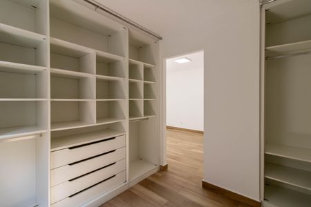Apartamento à venda com 77m², 2 quartos e 2 vagas Apartamento à venda com 77m², 2 quartos e 2 vagasCloset