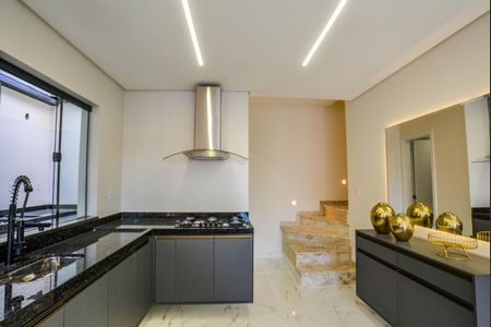 Casa à venda com 220m², 3 quartos e 6 vagas Casa à venda com 220m², 3 quartos e 6 vagasCozinha e Área de Serviço