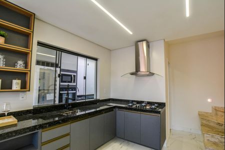 Casa à venda com 220m², 3 quartos e 6 vagas Casa à venda com 220m², 3 quartos e 6 vagasCozinha e Área de Serviço