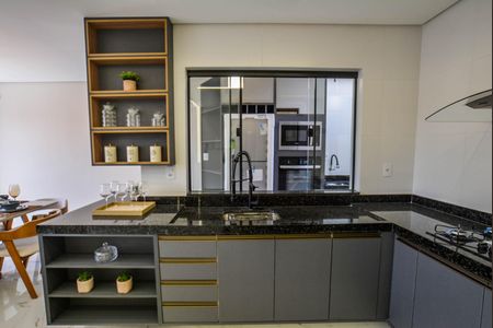 Casa à venda com 220m², 3 quartos e 6 vagas Casa à venda com 220m², 3 quartos e 6 vagasCozinha e Área de Serviço