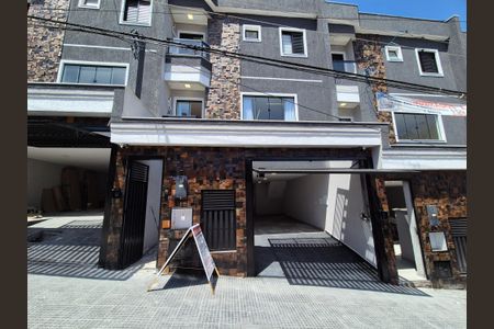 Casa à venda com 220m², 3 quartos e 6 vagas Casa à venda com 220m², 3 quartos e 6 vagasFachada