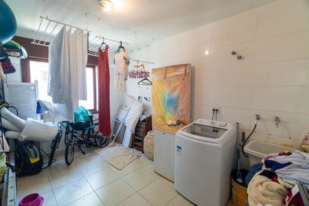 Casa à venda com 200m², 3 quartos e 2 vagas Casa à venda com 200m², 3 quartos e 2 vagasLavanderia