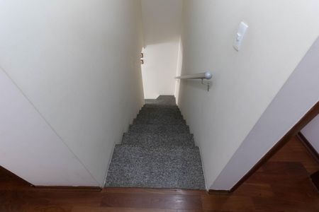 Casa de condomínio à venda com 102m², 3 quartos e 2 vagas Casa de condomínio à venda com 102m², 3 quartos e 2 vagasEscada