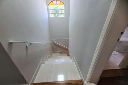 Casa à venda com 134m², 3 quartos e 2 vagas Casa à venda com 134m², 3 quartos e 2 vagasEscada