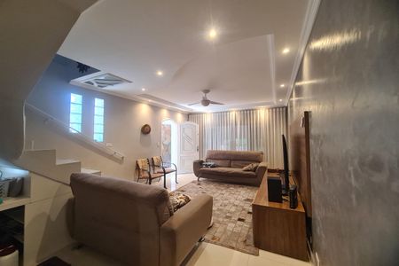 Casa à venda com 134m², 3 quartos e 2 vagas Casa à venda com 134m², 3 quartos e 2 vagasSala