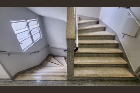 Apartamento para alugar com 116m², 2 quartos e 1 vaga Apartamento para alugar com 116m², 2 quartos e 1 vagaEscada