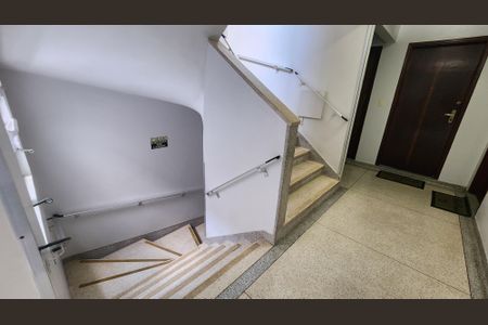 Apartamento para alugar com 116m², 2 quartos e 1 vaga Apartamento para alugar com 116m², 2 quartos e 1 vagaEscada