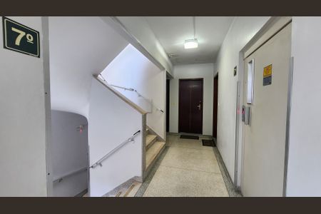 Apartamento para alugar com 116m², 2 quartos e 1 vaga Apartamento para alugar com 116m², 2 quartos e 1 vagaEscada