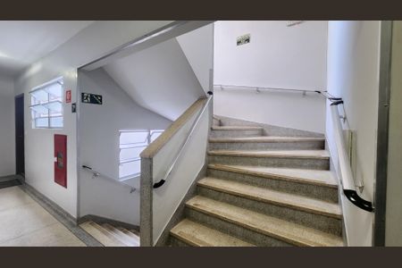 Apartamento para alugar com 116m², 2 quartos e 1 vaga Apartamento para alugar com 116m², 2 quartos e 1 vagaEscada