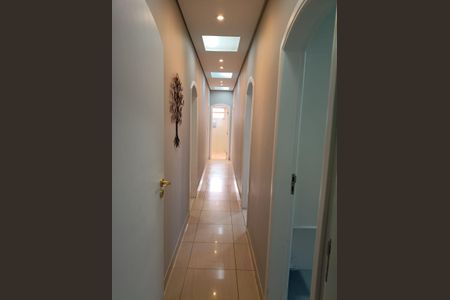 Casa à venda com 260m², 4 quartos e 8 vagas Casa à venda com 260m², 4 quartos e 8 vagasCorredor