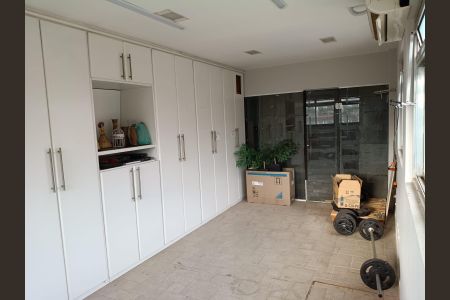 Casa à venda com 260m², 4 quartos e 8 vagas Casa à venda com 260m², 4 quartos e 8 vagasAcademia