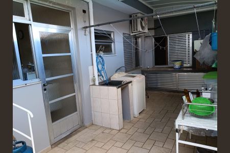 Casa à venda com 260m², 4 quartos e 8 vagas Casa à venda com 260m², 4 quartos e 8 vagasLavanderia