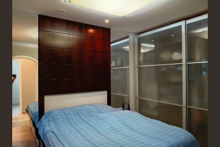 Casa à venda com 260m², 4 quartos e 8 vagas Casa à venda com 260m², 4 quartos e 8 vagasQuarto