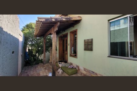 Casa para alugar com 102m², 6 quartos e 3 vagasFachada