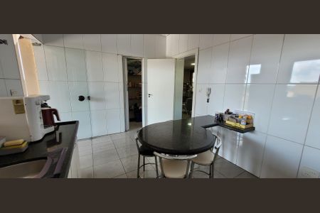 Casa para alugar com 102m², 6 quartos e 3 vagasCozinha