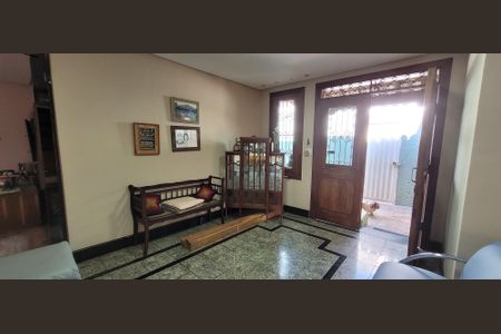 Casa para alugar com 102m², 6 quartos e 3 vagasSala