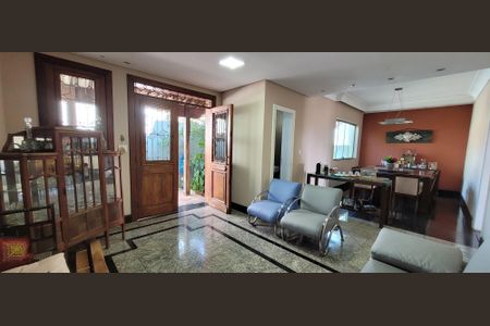 Casa para alugar com 102m², 6 quartos e 3 vagasSala