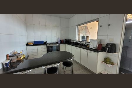 Casa para alugar com 102m², 6 quartos e 3 vagasCozinha