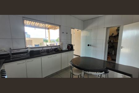 Casa para alugar com 102m², 6 quartos e 3 vagasCozinha