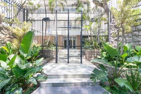 Apartamento à venda com 237m², 4 quartos e 3 vagas Apartamento à venda com 237m², 4 quartos e 3 vagasEntrada