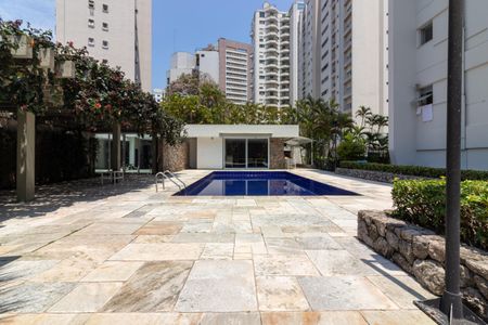 Apartamento à venda com 237m², 4 quartos e 3 vagas Apartamento à venda com 237m², 4 quartos e 3 vagasÁrea comum - Piscina