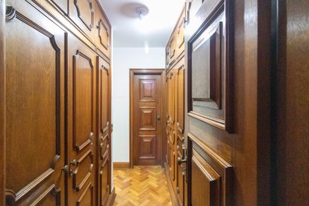 Apartamento à venda com 237m², 4 quartos e 3 vagas Apartamento à venda com 237m², 4 quartos e 3 vagasCloset Suíte 1