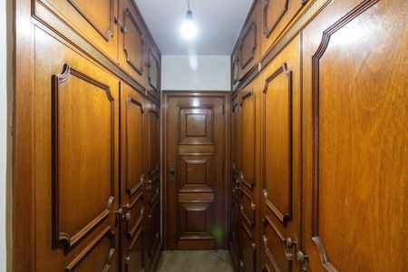 Apartamento à venda com 237m², 4 quartos e 3 vagas Apartamento à venda com 237m², 4 quartos e 3 vagasCloset da suíte 2