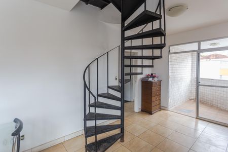 Apartamento à venda com 250m², 2 quartos e 2 vagas Apartamento à venda com 250m², 2 quartos e 2 vagasEscada de Acesso a Cobertura