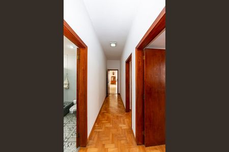 Casa à venda com 291m², 3 quartos e 4 vagas Casa à venda com 291m², 3 quartos e 4 vagasCorredor