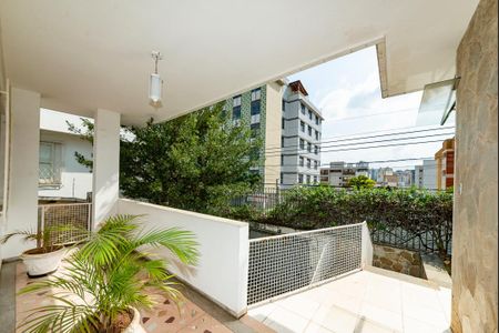 Casa à venda com 291m², 3 quartos e 4 vagas Casa à venda com 291m², 3 quartos e 4 vagasVaranda