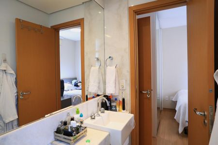 Apartamento à venda com 70m², 2 quartos e 2 vagas Apartamento à venda com 70m², 2 quartos e 2 vagasBanheiro da Suíte