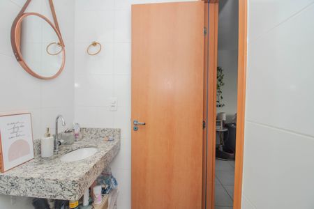Apartamento à venda com 64m², 2 quartos e 1 vaga Apartamento à venda com 64m², 2 quartos e 1 vagaBanheiro