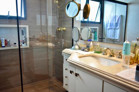 Apartamento para alugar com 230m², 3 quartos e 4 vagas Apartamento para alugar com 230m², 3 quartos e 4 vagasBanheiro da Suíte 1