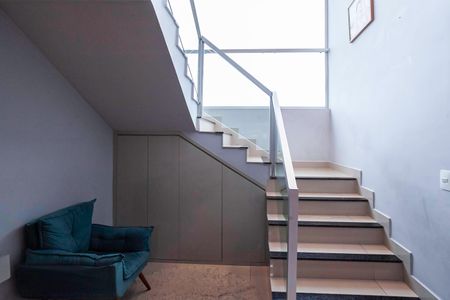 Apartamento para alugar com 120m², 2 quartos e 2 vagas Apartamento para alugar com 120m², 2 quartos e 2 vagasEscada